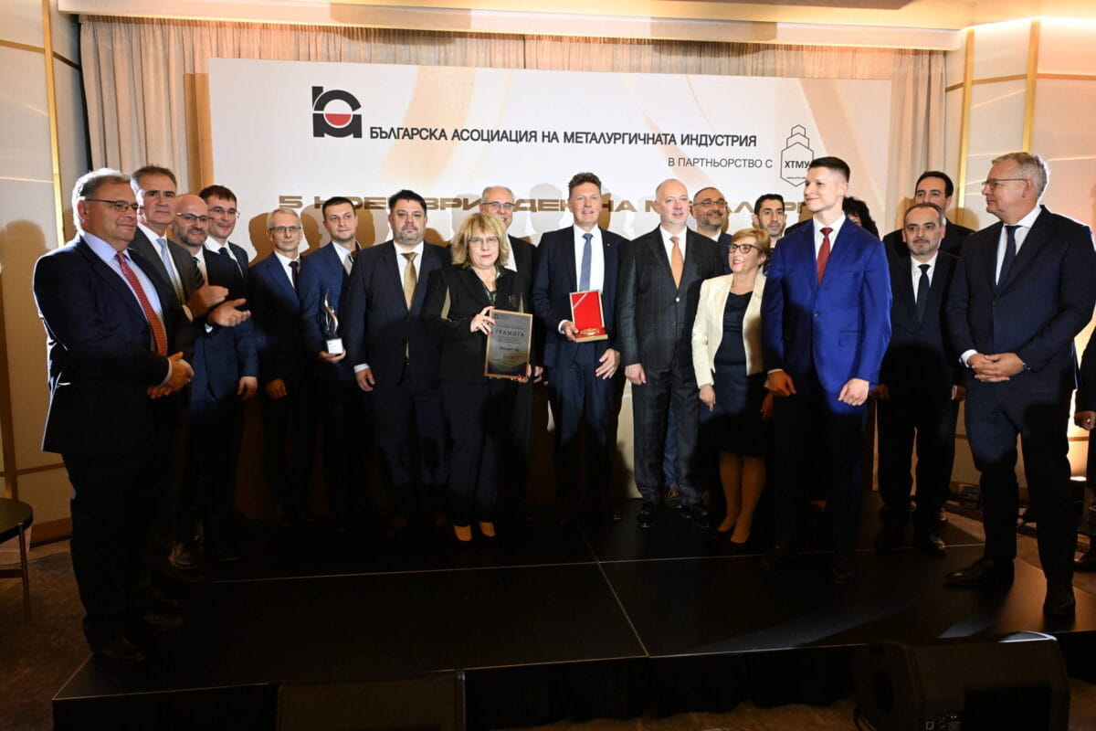 Обща снимка- Награждаващи и наградени компании